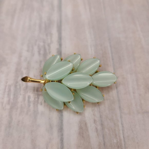 Moonglow Lucite Spring Green Leaf Brooch Pin. Vintage Pinup Retro - Picture 4 of 6